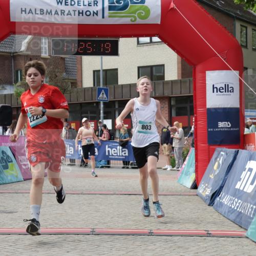 10.05.2026 - 8. Wedeler Halbmarathon Yannick Fuchs http://msf.ph/oto/9712116 10.05.2026 11:25:17 Ziel 803, 838, 2225 meine-sportfotos.de