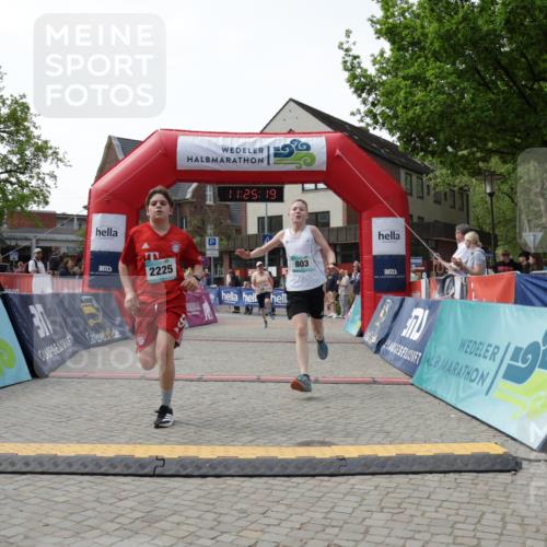 10.05.2026 - 8. Wedeler Halbmarathon Yannick Fuchs http://msf.ph/oto/9712130 10.05.2026 11:25:17 Ziel 803, 838, 2225 meine-sportfotos.de