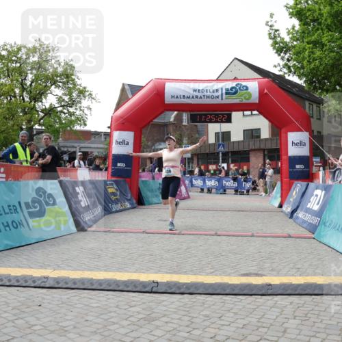 10.05.2026 - 8. Wedeler Halbmarathon Yannick Fuchs http://msf.ph/oto/9712177 10.05.2026 11:25:20 Ziel 561, 803, 838, 884, 2225, 2243 meine-sportfotos.de
