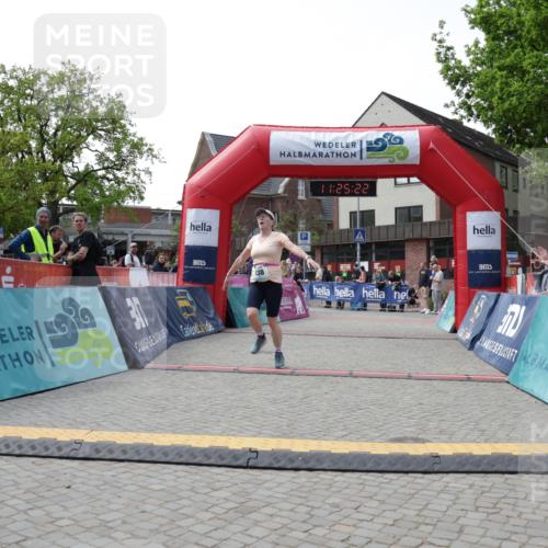 10.05.2026 - 8. Wedeler Halbmarathon Yannick Fuchs http://msf.ph/oto/9712183 10.05.2026 11:25:20 Ziel 561, 803, 838, 884, 2225, 2243 meine-sportfotos.de