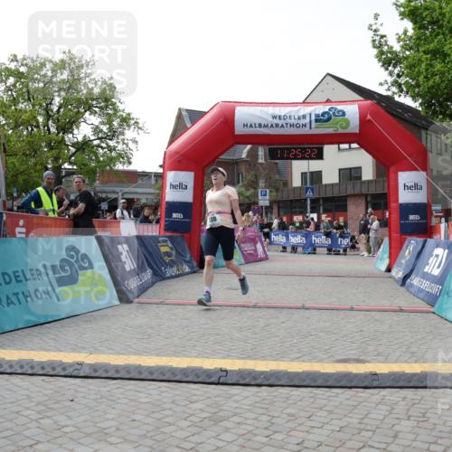 10.05.2026 - 8. Wedeler Halbmarathon Yannick Fuchs http://msf.ph/oto/9712186 10.05.2026 11:25:20 Ziel 561, 803, 838, 884, 2225, 2243 meine-sportfotos.de
