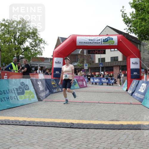 10.05.2026 - 8. Wedeler Halbmarathon Yannick Fuchs http://msf.ph/oto/9712191 10.05.2026 11:25:20 Ziel 561, 803, 838, 884, 2225, 2243 meine-sportfotos.de