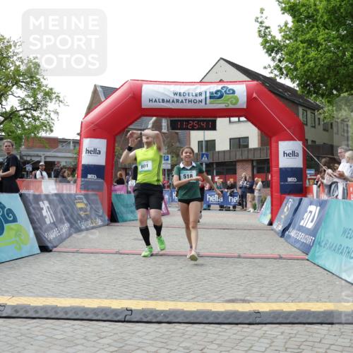 10.05.2026 - 8. Wedeler Halbmarathon Yannick Fuchs http://msf.ph/oto/9712388 10.05.2026 11:25:39 Ziel 518, 801, 2117 meine-sportfotos.de