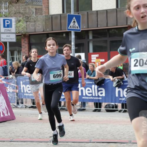 10.05.2026 - 8. Wedeler Halbmarathon Yannick Fuchs http://msf.ph/oto/9712677 10.05.2026 11:26:25 Ziel 572, 699, 841, 842, 2046, 2157, 2182 meine-sportfotos.de