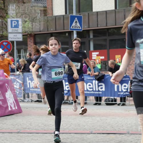 10.05.2026 - 8. Wedeler Halbmarathon Yannick Fuchs http://msf.ph/oto/9712679 10.05.2026 11:26:26 Ziel 572, 699, 841, 842, 2046, 2157, 2182 meine-sportfotos.de
