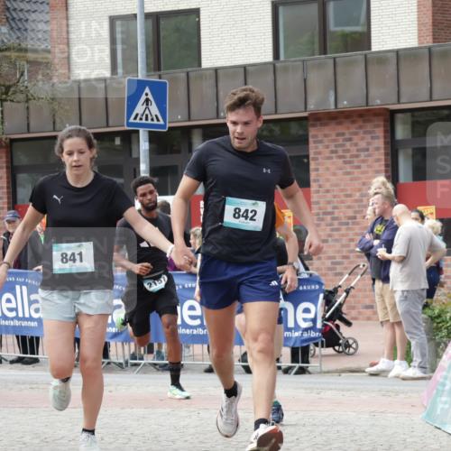 10.05.2026 - 8. Wedeler Halbmarathon Yannick Fuchs http://msf.ph/oto/9712695 10.05.2026 11:26:27 Ziel 572, 699, 841, 842, 2046, 2157 meine-sportfotos.de