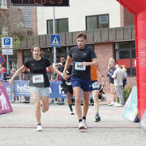 10.05.2026 - 8. Wedeler Halbmarathon Yannick Fuchs http://msf.ph/oto/9712699 10.05.2026 11:26:27 Ziel 572, 699, 841, 842, 2046, 2157 meine-sportfotos.de