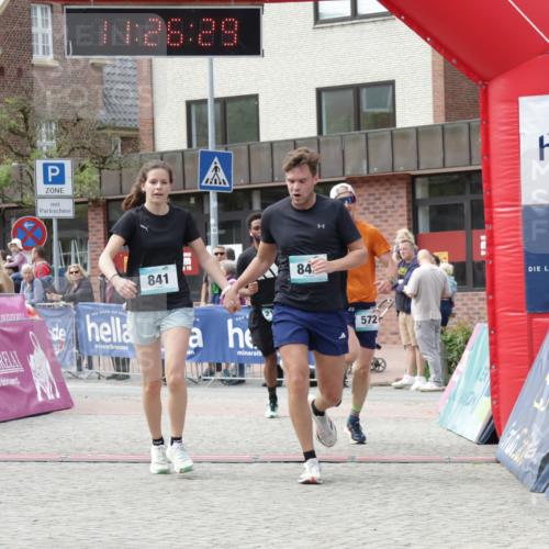 10.05.2026 - 8. Wedeler Halbmarathon Yannick Fuchs http://msf.ph/oto/9712703 10.05.2026 11:26:28 Ziel 572, 699, 841, 842, 2046, 2157 meine-sportfotos.de