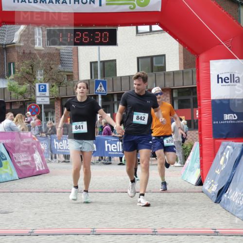 10.05.2026 - 8. Wedeler Halbmarathon Yannick Fuchs http://msf.ph/oto/9712711 10.05.2026 11:26:28 Ziel 572, 699, 841, 842, 2046, 2157 meine-sportfotos.de
