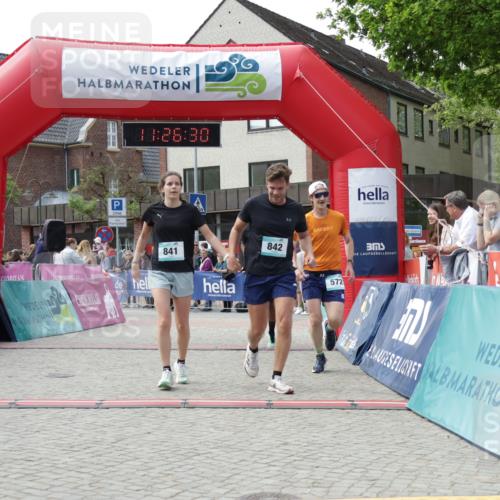 10.05.2026 - 8. Wedeler Halbmarathon Yannick Fuchs http://msf.ph/oto/9712726 10.05.2026 11:26:29 Ziel 572, 699, 841, 842, 2046, 2157 meine-sportfotos.de