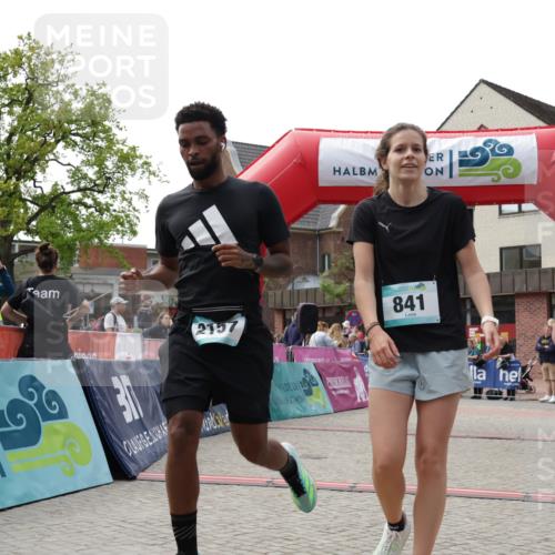 10.05.2026 - 8. Wedeler Halbmarathon Yannick Fuchs http://msf.ph/oto/9712738 10.05.2026 11:26:31 Ziel 572, 699, 841, 842, 2157 meine-sportfotos.de