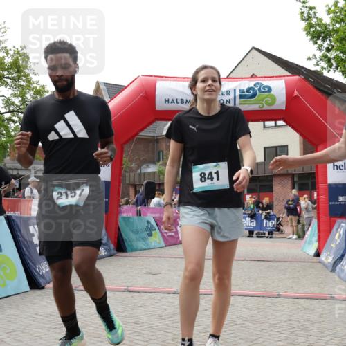 10.05.2026 - 8. Wedeler Halbmarathon Yannick Fuchs http://msf.ph/oto/9712741 10.05.2026 11:26:31 Ziel 572, 699, 841, 842, 2157 meine-sportfotos.de