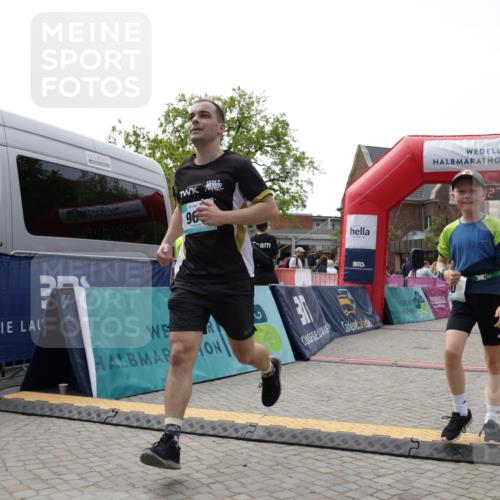 10.05.2026 - 8. Wedeler Halbmarathon Yannick Fuchs http://msf.ph/oto/9712919 10.05.2026 11:27:09 Ziel 60, 565, 967 meine-sportfotos.de