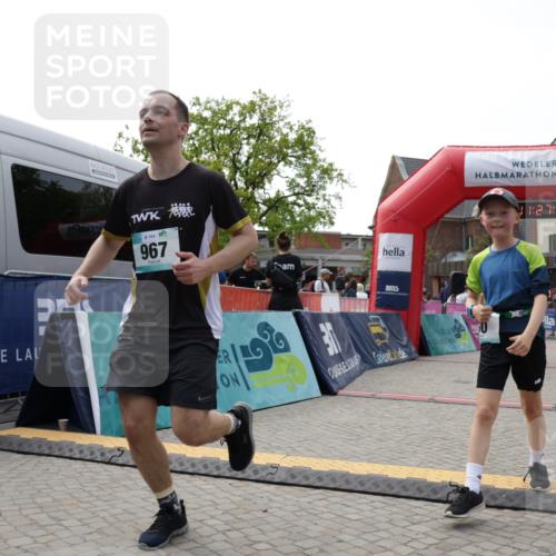 10.05.2026 - 8. Wedeler Halbmarathon Yannick Fuchs http://msf.ph/oto/9712922 10.05.2026 11:27:09 Ziel 60, 565, 967 meine-sportfotos.de
