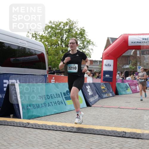 10.05.2026 - 8. Wedeler Halbmarathon Yannick Fuchs http://msf.ph/oto/9713146 10.05.2026 11:27:53 Ziel 875, 882, 1006, 2106, 2210, 2228, 2240 meine-sportfotos.de
