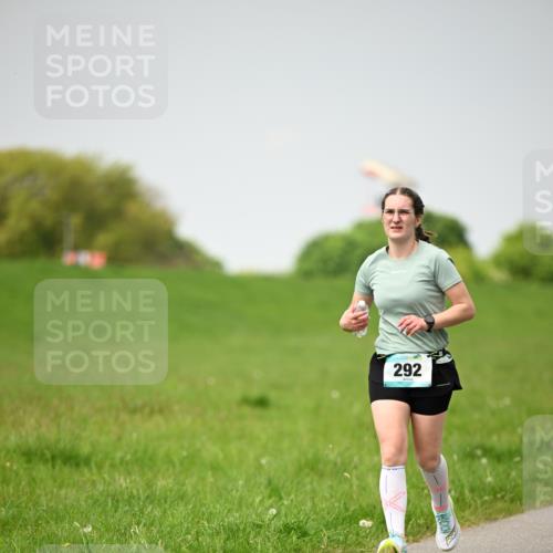 10.05.2026 - 8. Wedeler Halbmarathon Dr. Thomas Lammeyer http://msf.ph/oto/9713147 10.05.2026 12:13:07 Laufen 292 meine-sportfotos.de