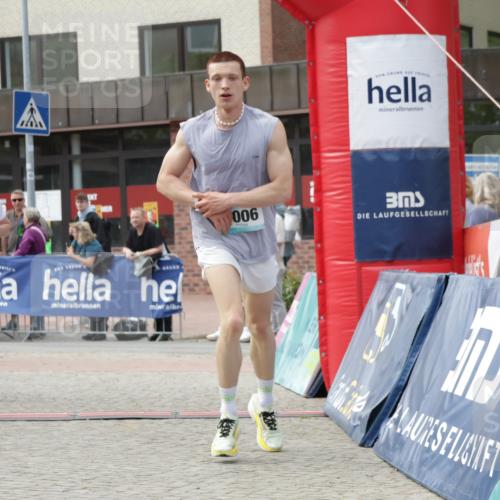 10.05.2026 - 8. Wedeler Halbmarathon Yannick Fuchs http://msf.ph/oto/9713164 10.05.2026 11:27:55 Ziel 875, 882, 1006, 2106, 2210, 2228, 2240 meine-sportfotos.de
