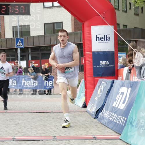 10.05.2026 - 8. Wedeler Halbmarathon Yannick Fuchs http://msf.ph/oto/9713166 10.05.2026 11:27:55 Ziel 875, 882, 1006, 2106, 2210, 2228, 2240 meine-sportfotos.de