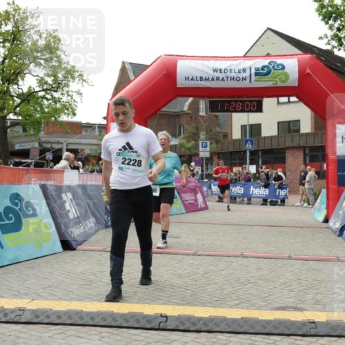 10.05.2026 - 8. Wedeler Halbmarathon Yannick Fuchs http://msf.ph/oto/9713209 10.05.2026 11:27:58 Ziel 882, 1006, 2106, 2228 meine-sportfotos.de