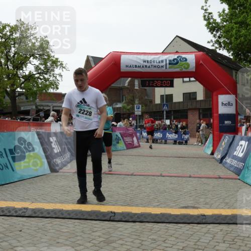 10.05.2026 - 8. Wedeler Halbmarathon Yannick Fuchs http://msf.ph/oto/9713212 10.05.2026 11:27:59 Ziel 882, 1006, 2211, 2228 meine-sportfotos.de