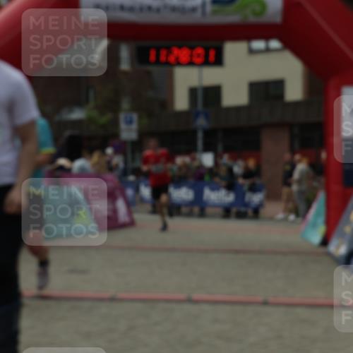 10.05.2026 - 8. Wedeler Halbmarathon Yannick Fuchs http://msf.ph/oto/9713214 10.05.2026 11:27:59 Ziel 882, 1006, 2211, 2228 meine-sportfotos.de