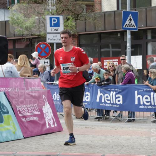 10.05.2026 - 8. Wedeler Halbmarathon Yannick Fuchs http://msf.ph/oto/9713216 10.05.2026 11:27:59 Ziel 882, 1006, 2211, 2228 meine-sportfotos.de