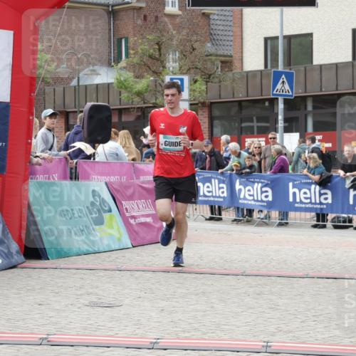 10.05.2026 - 8. Wedeler Halbmarathon Yannick Fuchs http://msf.ph/oto/9713225 10.05.2026 11:28:00 Ziel 882, 1006, 2211, 2228 meine-sportfotos.de