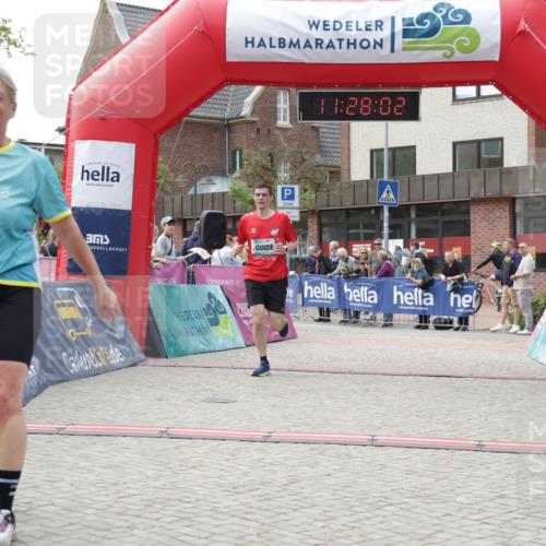 10.05.2026 - 8. Wedeler Halbmarathon Yannick Fuchs http://msf.ph/oto/9713230 10.05.2026 11:28:00 Ziel 882, 1006, 2211, 2228 meine-sportfotos.de