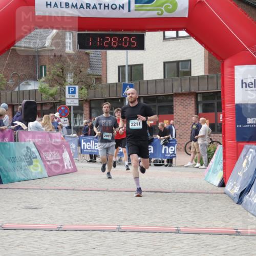 10.05.2026 - 8. Wedeler Halbmarathon Yannick Fuchs http://msf.ph/oto/9713256 10.05.2026 11:28:03 Ziel 882, 933, 2071, 2211 meine-sportfotos.de