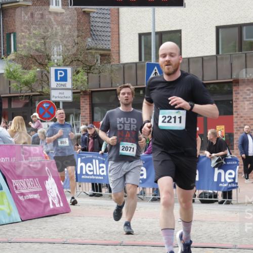 10.05.2026 - 8. Wedeler Halbmarathon Yannick Fuchs http://msf.ph/oto/9713261 10.05.2026 11:28:04 Ziel 855, 933, 2071, 2211 meine-sportfotos.de