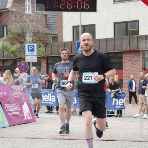 10.05.2026 - 8. Wedeler Halbmarathon Yannick Fuchs http://msf.ph/oto/9713265 10.05.2026 11:28:04 Ziel 855, 933, 2071, 2211 meine-sportfotos.de