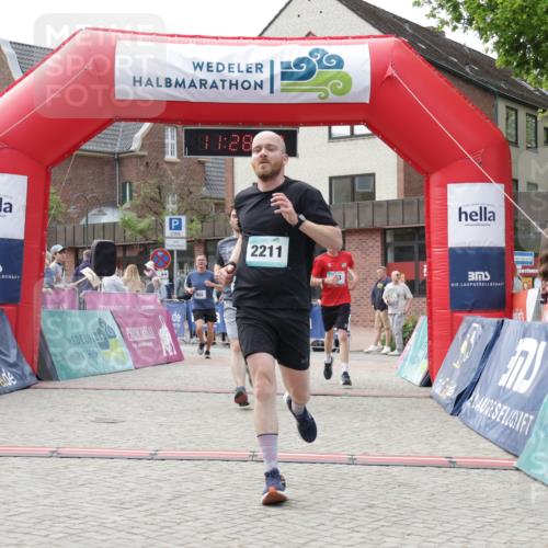 10.05.2026 - 8. Wedeler Halbmarathon Yannick Fuchs http://msf.ph/oto/9713273 10.05.2026 11:28:05 Ziel 855, 933, 2071, 2211 meine-sportfotos.de