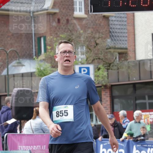 10.05.2026 - 8. Wedeler Halbmarathon Yannick Fuchs http://msf.ph/oto/9713313 10.05.2026 11:28:10 Ziel 855, 933, 2071 meine-sportfotos.de