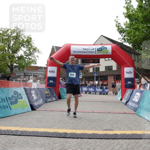 10.05.2026 - 8. Wedeler Halbmarathon Yannick Fuchs http://msf.ph/oto/9713322 10.05.2026 11:28:12 Ziel 855, 927 meine-sportfotos.de