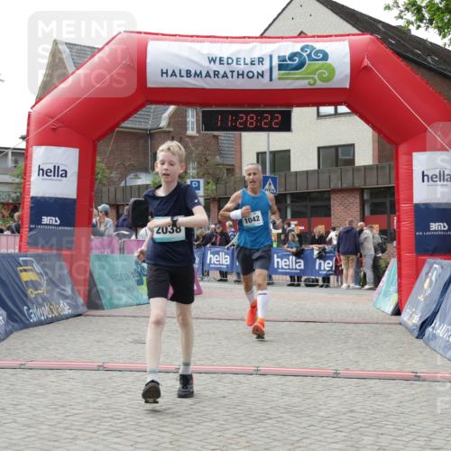 10.05.2026 - 8. Wedeler Halbmarathon Yannick Fuchs http://msf.ph/oto/9713410 10.05.2026 11:28:20 Ziel 170, 927, 1042, 2038 meine-sportfotos.de