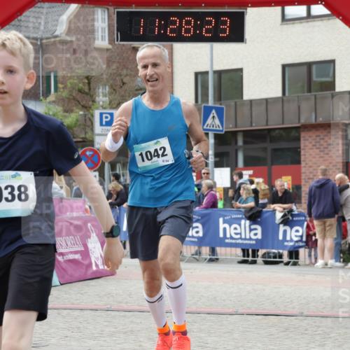 10.05.2026 - 8. Wedeler Halbmarathon Yannick Fuchs http://msf.ph/oto/9713416 10.05.2026 11:28:21 Ziel 170, 927, 1042, 2038 meine-sportfotos.de