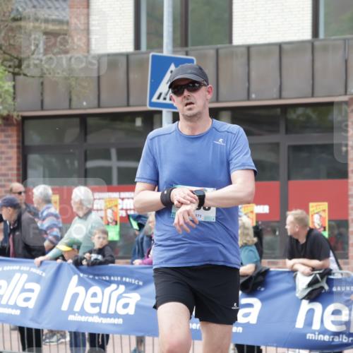 10.05.2026 - 8. Wedeler Halbmarathon Yannick Fuchs http://msf.ph/oto/9713495 10.05.2026 11:28:34 Ziel 2122, 2138 meine-sportfotos.de