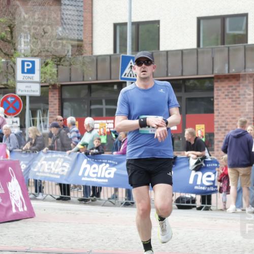 10.05.2026 - 8. Wedeler Halbmarathon Yannick Fuchs http://msf.ph/oto/9713500 10.05.2026 11:28:34 Ziel 2122, 2138 meine-sportfotos.de
