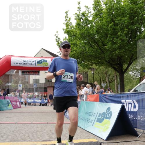 10.05.2026 - 8. Wedeler Halbmarathon Yannick Fuchs http://msf.ph/oto/9713522 10.05.2026 11:28:37 Ziel 857, 2115, 2138 meine-sportfotos.de