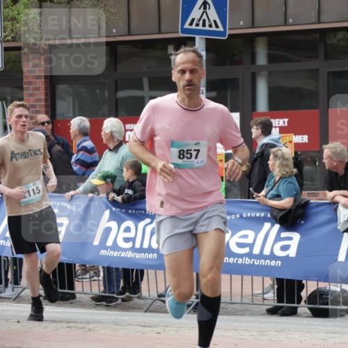 10.05.2026 - 8. Wedeler Halbmarathon Yannick Fuchs http://msf.ph/oto/9713530 10.05.2026 11:28:38 Ziel 857, 2115, 2138 meine-sportfotos.de