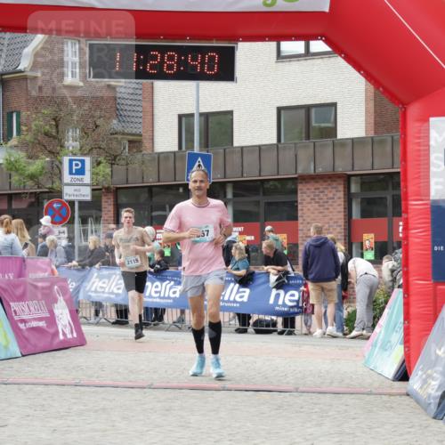 10.05.2026 - 8. Wedeler Halbmarathon Yannick Fuchs http://msf.ph/oto/9713540 10.05.2026 11:28:39 Ziel 857, 2115, 2138 meine-sportfotos.de