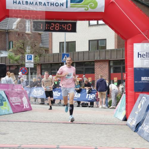 10.05.2026 - 8. Wedeler Halbmarathon Yannick Fuchs http://msf.ph/oto/9713543 10.05.2026 11:28:39 Ziel 857, 2115, 2138 meine-sportfotos.de