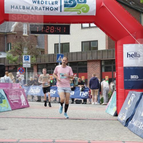 10.05.2026 - 8. Wedeler Halbmarathon Yannick Fuchs http://msf.ph/oto/9713547 10.05.2026 11:28:39 Ziel 857, 2115, 2138 meine-sportfotos.de
