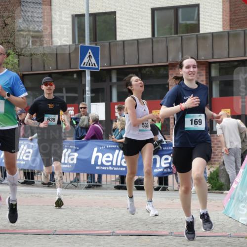 10.05.2026 - 8. Wedeler Halbmarathon Yannick Fuchs http://msf.ph/oto/9713601 10.05.2026 11:28:45 Ziel 169, 530, 635, 857, 926, 2115, 2232 meine-sportfotos.de