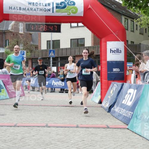 10.05.2026 - 8. Wedeler Halbmarathon Yannick Fuchs http://msf.ph/oto/9713610 10.05.2026 11:28:46 Ziel 169, 530, 635, 926, 2115, 2183, 2229, 2232 meine-sportfotos.de