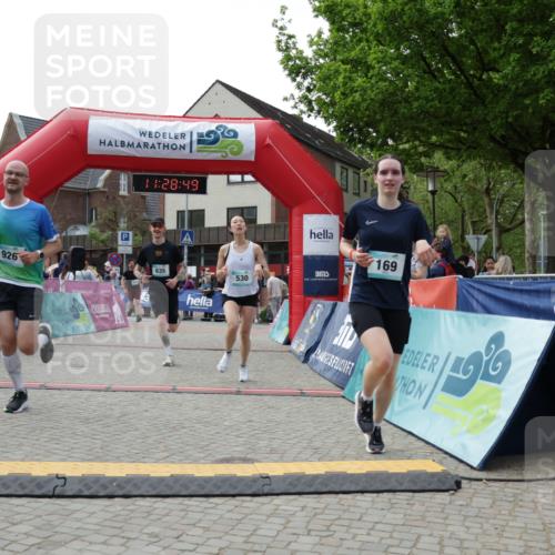 10.05.2026 - 8. Wedeler Halbmarathon Yannick Fuchs http://msf.ph/oto/9713629 10.05.2026 11:28:47 Ziel 28, 169, 530, 635, 926, 2115, 2183, 2229, 2232 meine-sportfotos.de