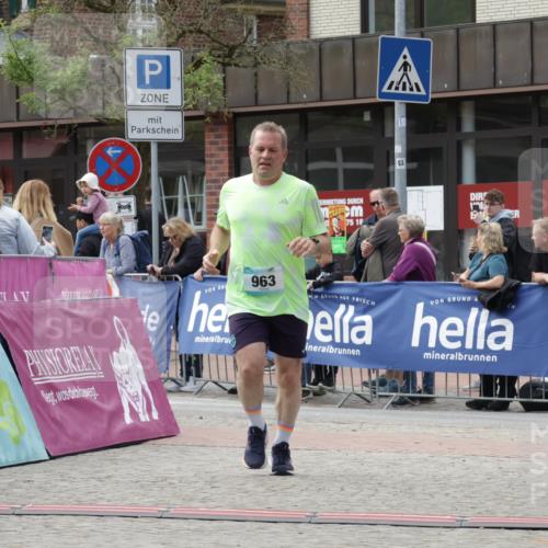 10.05.2026 - 8. Wedeler Halbmarathon Yannick Fuchs http://msf.ph/oto/9713726 10.05.2026 11:28:56 Ziel 28, 963, 2183, 2209, 2229 meine-sportfotos.de