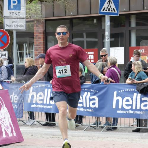 10.05.2026 - 8. Wedeler Halbmarathon Yannick Fuchs http://msf.ph/oto/9713772 10.05.2026 11:29:08 Ziel 412, 677 meine-sportfotos.de