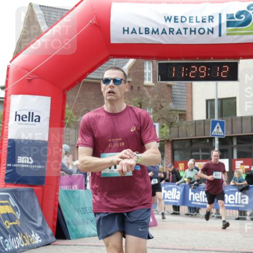 10.05.2026 - 8. Wedeler Halbmarathon Yannick Fuchs http://msf.ph/oto/9713802 10.05.2026 11:29:10 Ziel 412, 677 meine-sportfotos.de