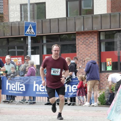 10.05.2026 - 8. Wedeler Halbmarathon Yannick Fuchs http://msf.ph/oto/9713811 10.05.2026 11:29:11 Ziel 412, 677 meine-sportfotos.de